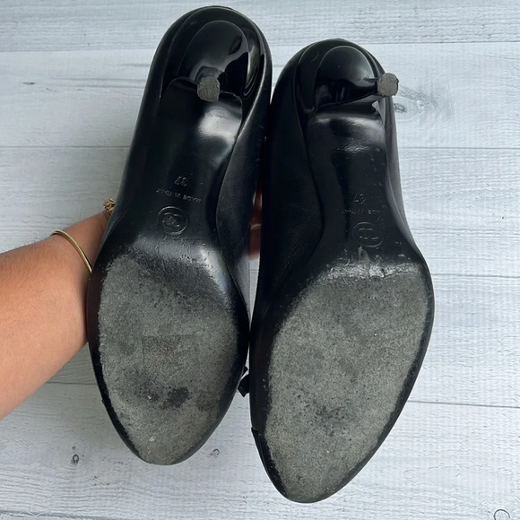 CHANEL Vintage Black Interlocking CC Logo Bow Cap Toe Pumps Size 7 - Picture 8 of 9